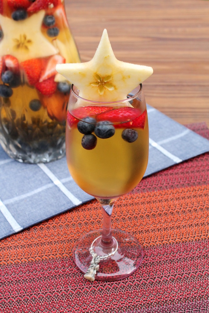 Red, White & Blue Sangria - The Spiffy Cookie