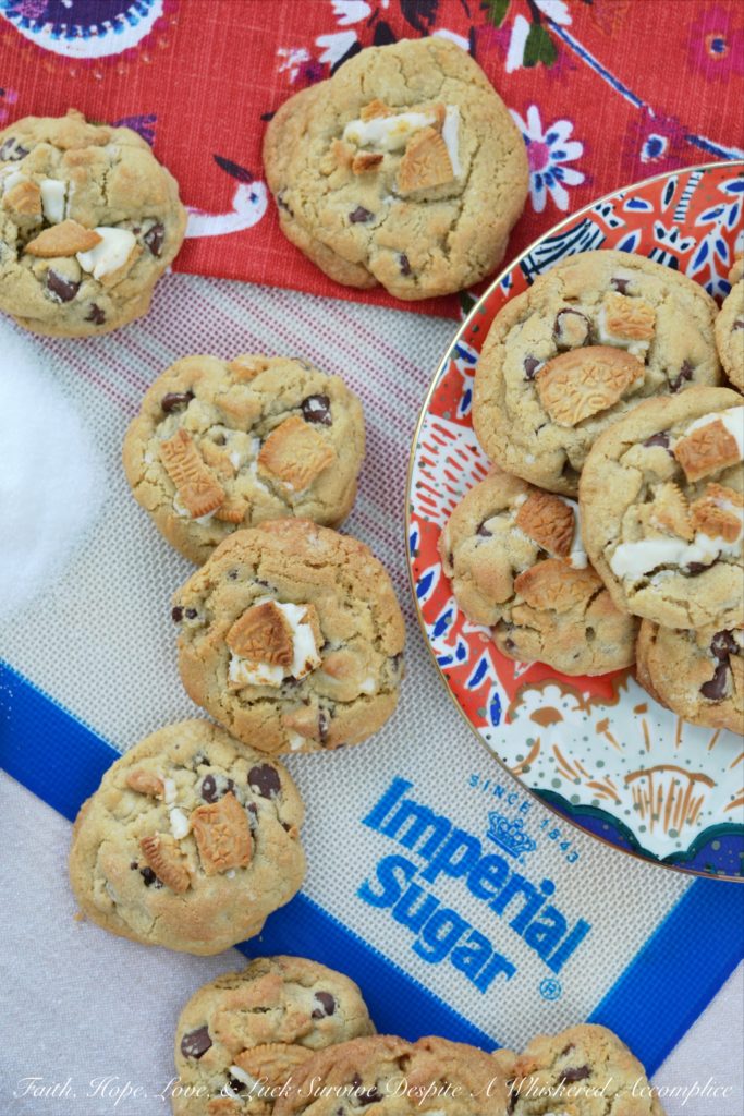 Golden Sandwich Cookie Chocolate Chip Cookies - If you're looking for a real treat, try combining chopped store-bought golden sandwich cookies with homemade cookie dough to create the perfect chocolate chip cookie. The combination of the two types of cookies makes for an indulgent and delicious treat that's sure to satisfy any sweet tooth. Whether you're baking for a special occasion or just want to treat yourself, these cookies are sure to be a hit.