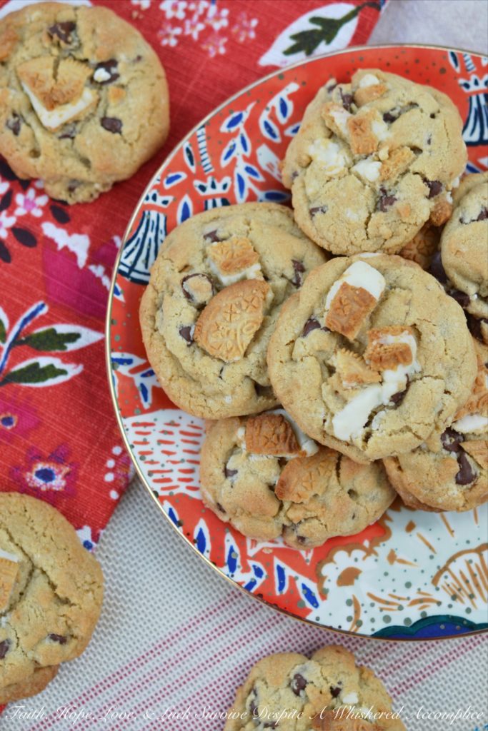 Golden Sandwich Cookie Chocolate Chip Cookies - If you're looking for a real treat, try combining chopped store-bought golden sandwich cookies with homemade cookie dough to create the perfect chocolate chip cookie. The combination of the two types of cookies makes for an indulgent and delicious treat that's sure to satisfy any sweet tooth. Whether you're baking for a special occasion or just want to treat yourself, these cookies are sure to be a hit.