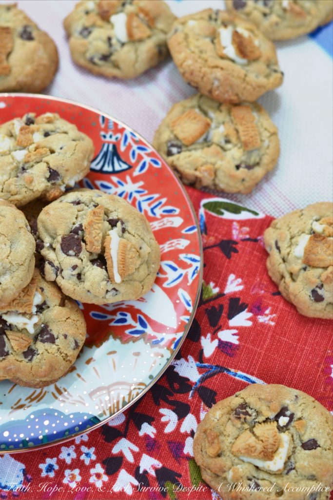 Golden Sandwich Cookie Chocolate Chip Cookies - If you're looking for a real treat, try combining chopped store-bought golden sandwich cookies with homemade cookie dough to create the perfect chocolate chip cookie. The combination of the two types of cookies makes for an indulgent and delicious treat that's sure to satisfy any sweet tooth. Whether you're baking for a special occasion or just want to treat yourself, these cookies are sure to be a hit.