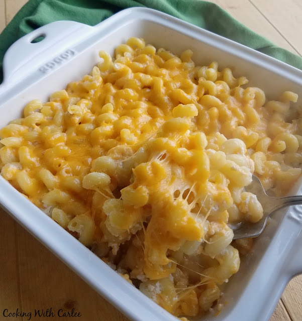 No Boil Baked Macaroni and Cheese - Cooking with Carlee - Welcome to the Friday Frenzy, the best food and craft link party on the web. Visit us this week to see what recipes and crafts we are most excited about.