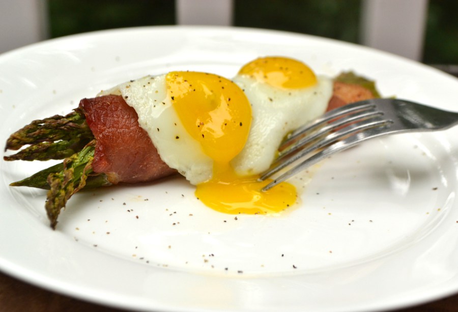 Bacon Wrapped Asparagus with Quail Eggs - Crafty Cooking Mama - Now that the warmer weather is finally making itself known, it's time to share some "Spring Inspired Recipes." We've rounded up a few of our favorite spring-worthy favorites for this April Recipe Round-Up.