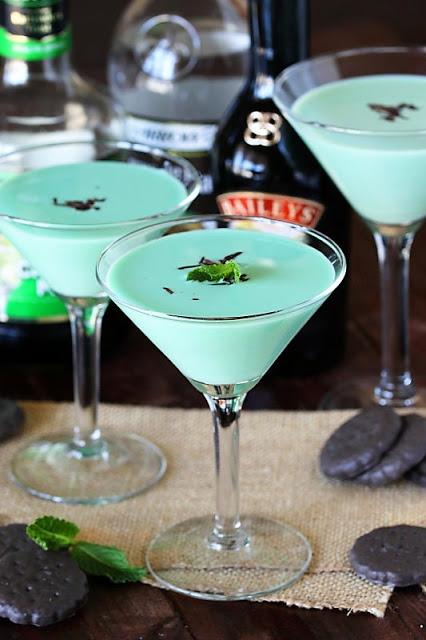 Thin Mint Cocktail - The Kitchen Is My Playground - Welcome to the Friday Frenzy, the best food and craft link party on the web. Visit us this week to see what recipes and crafts we are most excited about.