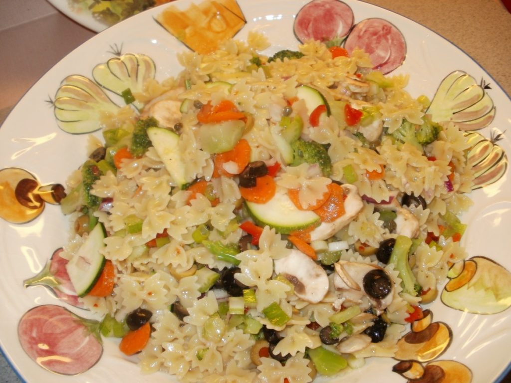 Pasta Salad for this Heat Wave - Tumbleweed Contessa - Welcome to the Friday Frenzy, the best food and craft link party on the web. Visit us this week to see what recipes and crafts we are most excited about.