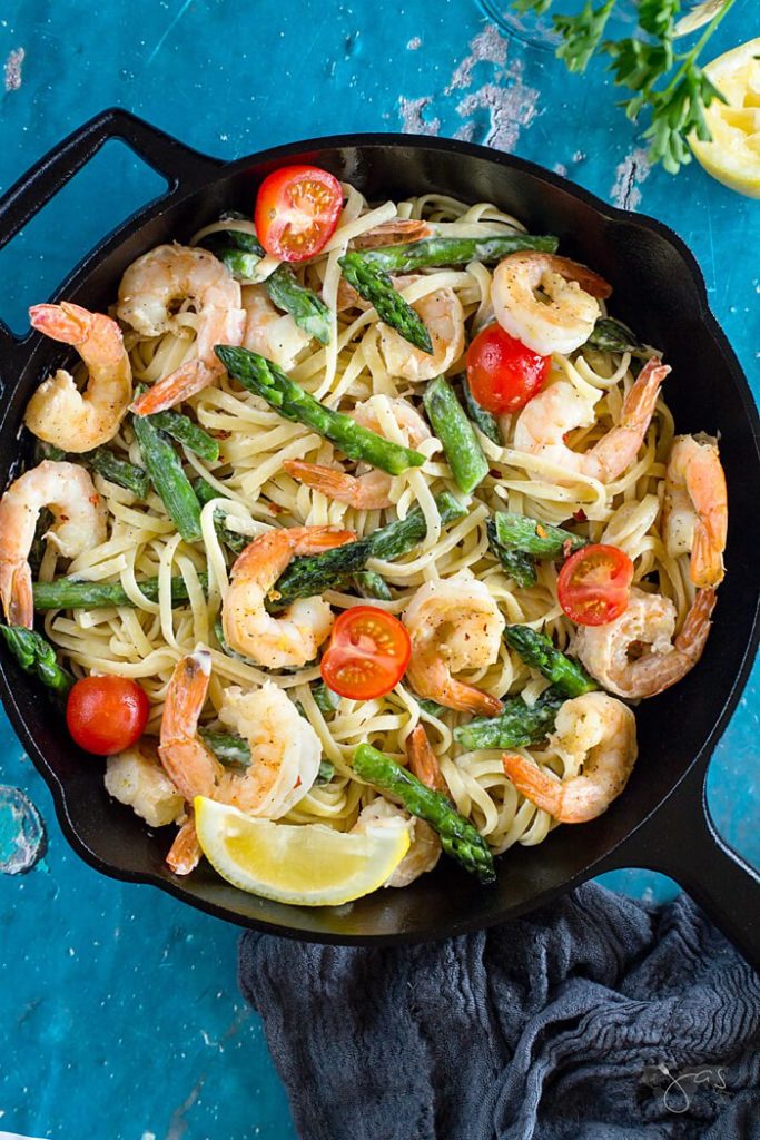 Lemon Garlic Shrimp with Linguine - All That's Jas - Welcome to the Friday Frenzy, the best food and craft link party on the web. Visit us this week to see what recipes and crafts we are most excited about.