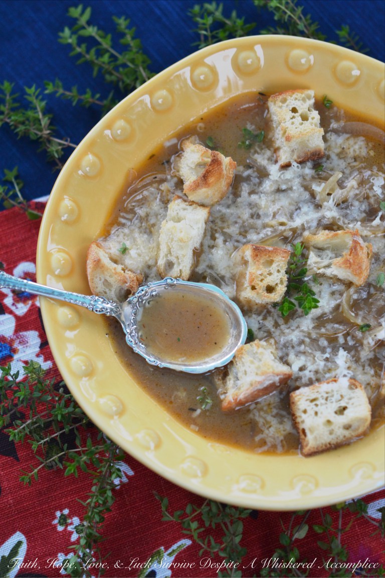 Easy French Onion Soup - Now that fall is arriving and kids are back in school, it's even more important to have a few quick and easy dinner recipes at your fingertips. All of these recipes are simple to make, taste absolutely delicious, and will help make life just a little bit easier during the busy work week.