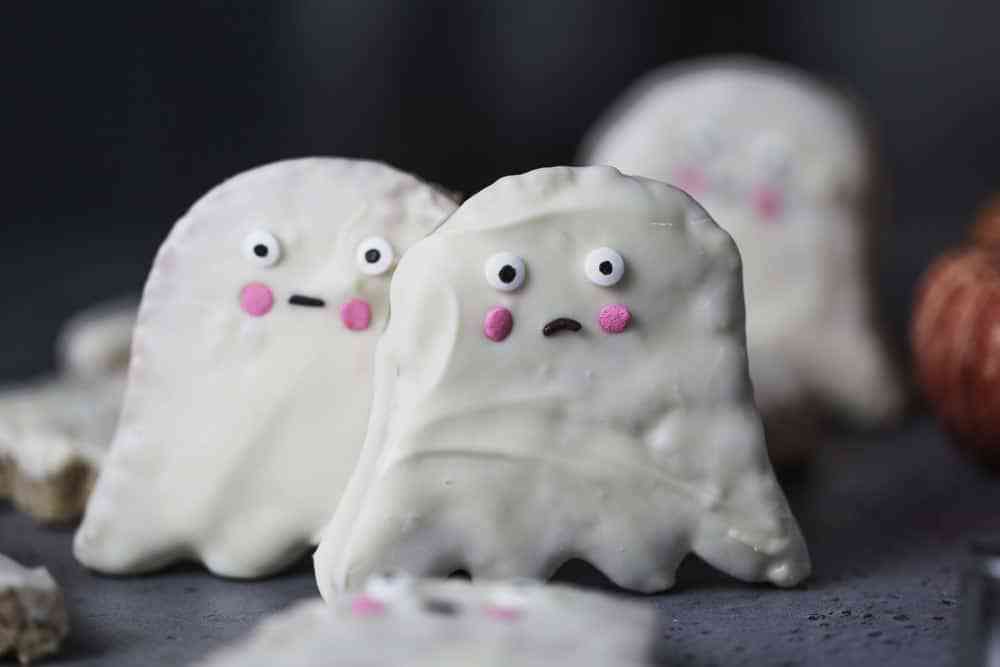 Halloween Peanut Butter Rice Krispie Ghosts - The Baking ChocolaTess - Now that it's fall and Halloween's right around the corner, we're all looking for a few cute recipes to celebrate the autumn season with. This month's October recipe round-up is packed with tons of spooky sweet and savory recipes to help you and your little goblins get in the holiday spirit.