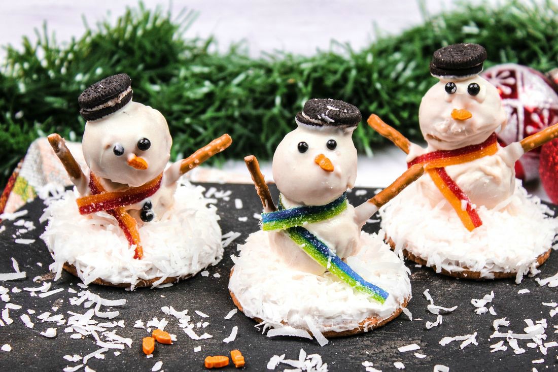 No Bake Melting Snowman Cookies - This Ole Mom - Welcome to the Friday Frenzy, the best food and craft link party on the web. Visit us this week to see what recipes and crafts we are most excited about.
