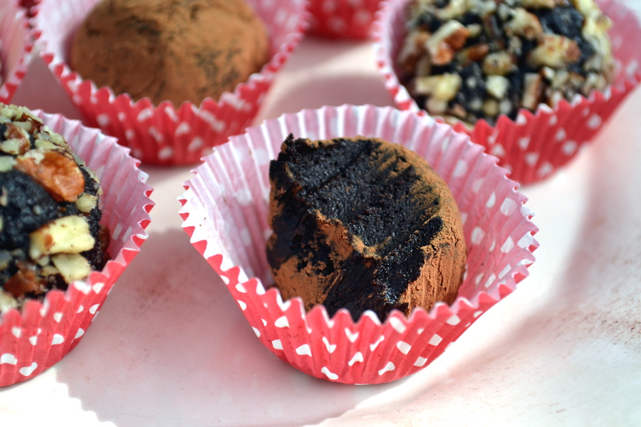 Dark Chocolate Avocado Truffles - Crafty Cooking Mama - Valentine's Day is all about sweet treats, chocolate, and romantic dinners. So, join us this February for our recipe round-up, where we celebrate some of our favorite love-inspiring recipes in celebration of the upcoming holiday.