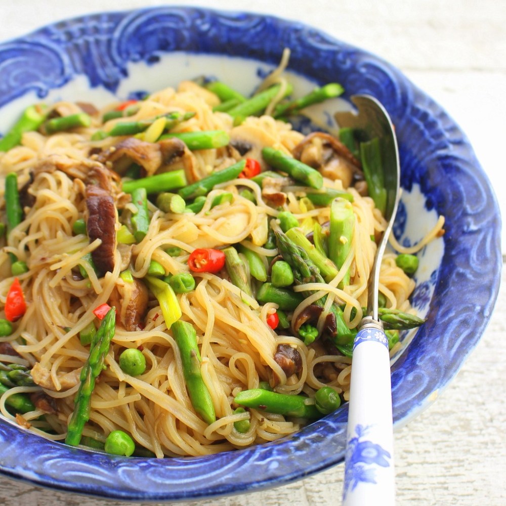 Fresh Rice Noodles with Mushrooms, Asparagus and Peas - Palatable Pastime - Now that winter is finally over, we're celebrating the warmer weather by sharing our favorite fresh springtime recipes. Come check out some of our favorite recipes, using fresh seasonal ingredients.