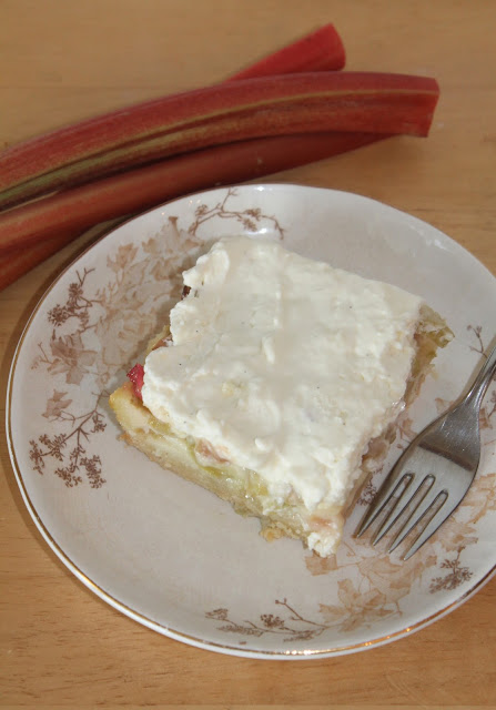 Rhubarb Custard Shortbread Bars - Savory Moments - May 2019 Recipe Round-Up - April showers bring May flowers. This year, May also brings Mother's Day, so we're sharing some of our favorite mom-friendly recipes in our May Recipe Round-Up. Recipes that are perfect to make for your mom on Mother's Day to show her just how much you love and cherish her.