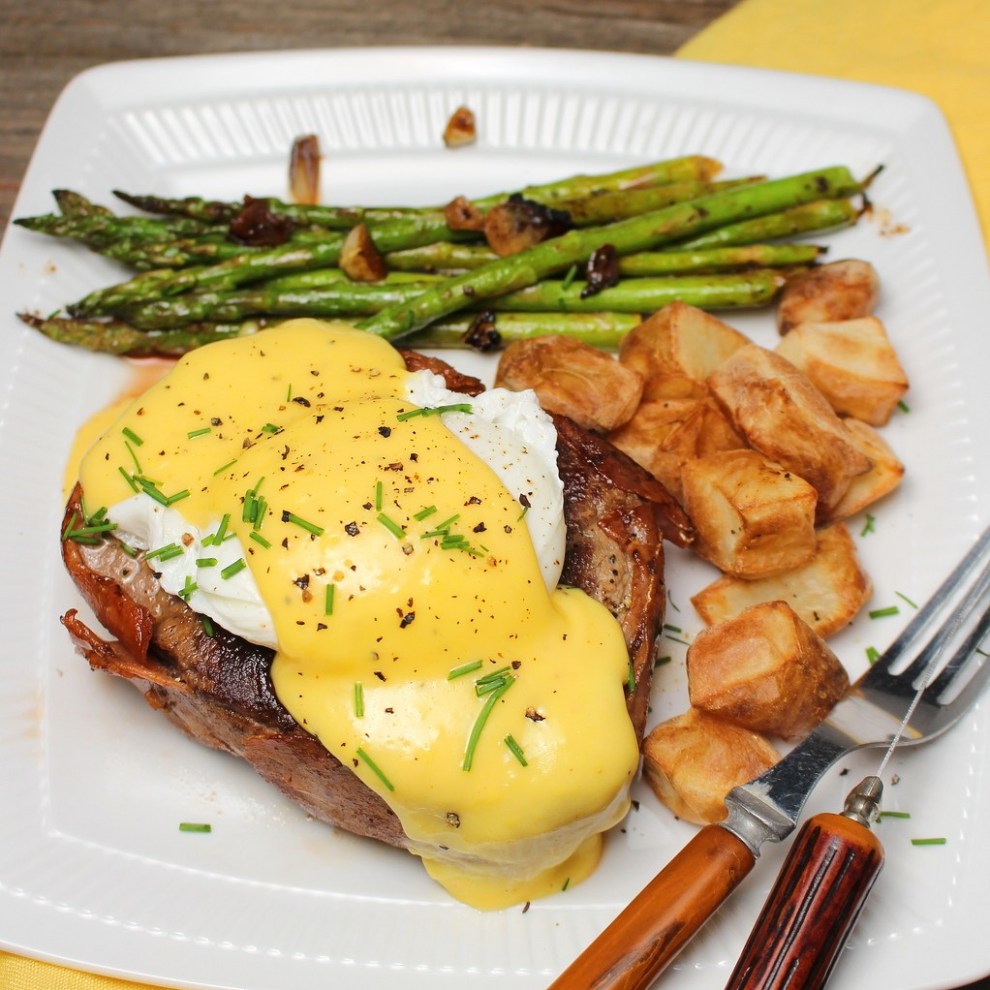 Steak Benedict - Palatable Pastime - May 2019 Recipe Round-Up - April showers bring May flowers. This year, May also brings Mother's Day, so we're sharing some of our favorite mom-friendly recipes in our May Recipe Round-Up. Recipes that are perfect to make for your mom on Mother's Day to show her just how much you love and cherish her.