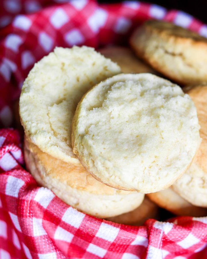 Best Biscuits for a BBQ - Daily Dish Recipes - Welcome to Friday! Friday! Friday! Favorites! Each Friday we'll be sharing our favorite recipes of the week from other fabulous food bloggers, so make sure to visit and see what tasty over-the-top dishes we're most excited about.