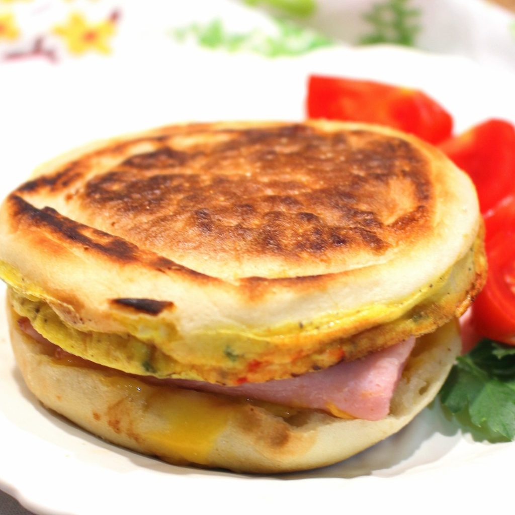 Western Omelet Breakfast Sandwich - Palatable Pastime - September 2019 Recipe Round-Up - When September arrives and all of the kids go back to school, quick and easy breakfast and weeknight meals are always a brilliant idea. This month, we're sharing some of our favorite time-saving recipes to help you get breakfast and dinner on the table in the least amount of time possible.