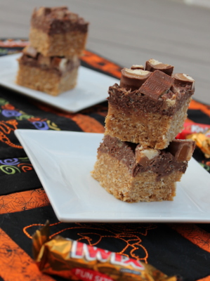 Leftover Candy Peanut Butter Chocolate Crunch Bars - Books n' Cooks - October 2019 Recipe Round-Up - Now that it's fall and Halloween's right around the corner, we're all looking for a few cute recipes to celebrate the autumn season with. This month's October recipe round-up is packed with tons of spooky sweet and savory recipes to help you and your little goblins get in the holiday spirit.