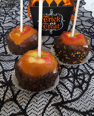 Ultimate Oreo Caramel Apples - Jolene's Recipe Journal - October 2019 Recipe Round-Up - Now that it's fall and Halloween's right around the corner, we're all looking for a few cute recipes to celebrate the autumn season with. This month's October recipe round-up is packed with tons of spooky sweet and savory recipes to help you and your little goblins get in the holiday spirit.