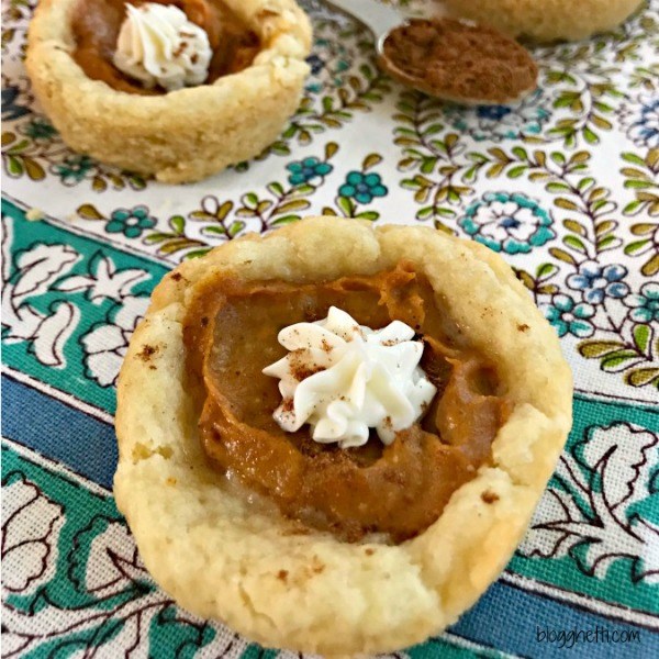 Mini Pumpkin Pie Cookies - Blogghetti - Now that the scent of apples, cinnamon, and pumpkin are in the air, it's time to start thinking about what dishes will grace our Thanksgiving day tables. This November, why not try out a few of our favorite and most-requested holiday dishes? I'm pretty sure we've got a recipe both you and your family will absolutely love.