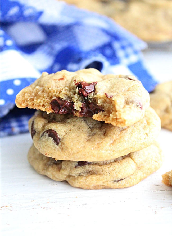 Darn Good Chocolate Chip Cookies - Big Green House - Welcome to Friday! Friday! Friday! Favorites! Each Friday we'll be sharing our favorite recipes of the week from other fabulous food bloggers, so make sure to visit and see what tasty over-the-top dishes we're most excited about.