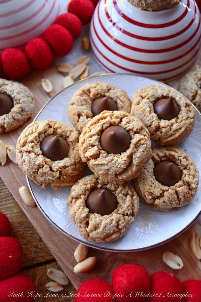 Flourless Chunky Peanut Butter Blossoms - After chocolate chip cookies, peanut butter cookies topped with Hersey's kisses, are probably one of the most-baked cookies of all time. So, I think it's pretty safe to say that these six-ingredient peanut butter blossom cookies, which are flourless and therefore gluten-free, will definitely win you over with their sweet flavor and crunchy texture.