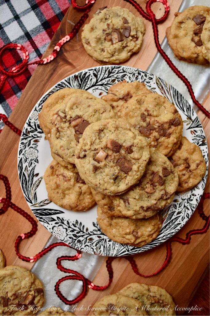 Chewy Oatmeal Chocolate Toffee Cookies - These HEATH Milk Chocolate English Toffee Bar-stuffed oatmeal cookies are everything you desire a cookie to be. They're perfectly chewy, chocolatey, and crunchy, with just the right oatmeal-to-cookie ratio. This is definitely one chocolate toffee oatmeal cookie recipe that you're going to want to bake immediately. Run, don't walk to the kitchen. It's time to start baking.