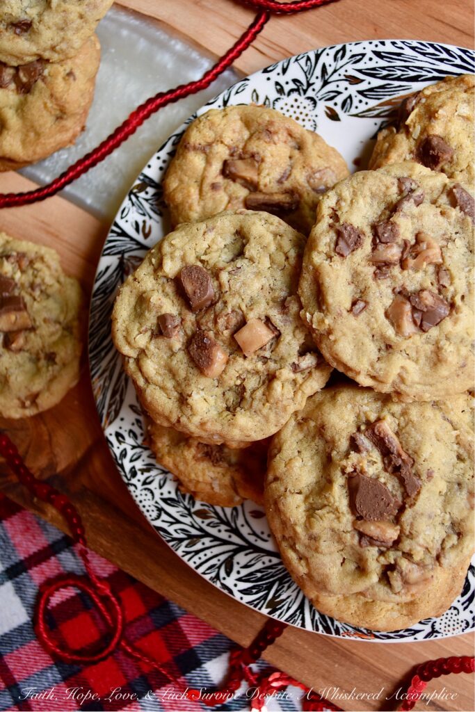 Chewy Oatmeal Chocolate Toffee Cookies - These HEATH Milk Chocolate English Toffee Bar-stuffed oatmeal cookies are everything you desire a cookie to be. They're perfectly chewy, chocolatey, and crunchy, with just the right oatmeal-to-cookie ratio. This is definitely one chocolate toffee oatmeal cookie recipe that you're going to want to bake immediately. Run, don't walk to the kitchen. It's time to start baking.