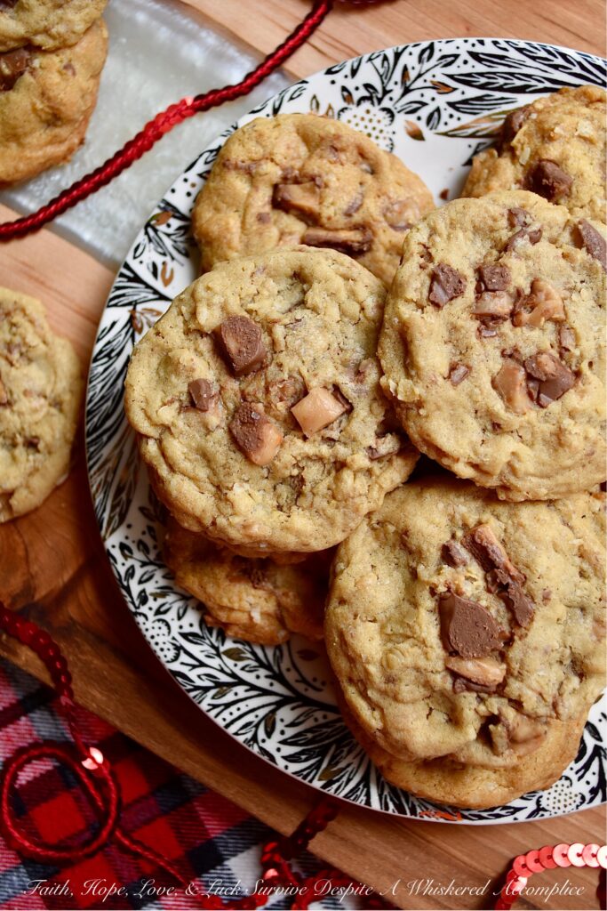 Chewy Oatmeal Chocolate Toffee Cookies - These HEATH Milk Chocolate English Toffee Bar-stuffed oatmeal cookies are everything you desire a cookie to be. They're perfectly chewy, chocolatey, and crunchy, with just the right oatmeal-to-cookie ratio. This is definitely one chocolate toffee oatmeal cookie recipe that you're going to want to bake immediately. Run, don't walk to the kitchen. It's time to start baking.