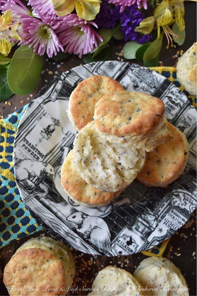 Buttery Everything Bagel Seasoning Biscuits - Are you ready to take your biscuit game to the next level? Look no further than this delicious and buttery biscuit recipe. Made with everything bagel seasoning and simple pantry ingredients, these biscuits are the perfect balance of crispy and flaky on the outside, and soft and tender on the inside. The addition of butter, garlic, and onion, along with sesame and poppy seeds, adds a burst of flavor to every bite. These biscuits are both easy to prepare and irresistibly tasty, so get ready to treat yourself to some buttery everything bagel seasoning biscuit amazingness.