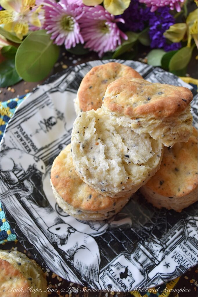 Buttery Everything Bagel Seasoning Biscuits - Are you ready to take your biscuit game to the next level? Look no further than this delicious and buttery biscuit recipe. Made with everything bagel seasoning and simple pantry ingredients, these biscuits are the perfect balance of crispy and flaky on the outside, and soft and tender on the inside. The addition of butter, garlic, and onion, along with sesame and poppy seeds, adds a burst of flavor to every bite. These biscuits are both easy to prepare and irresistibly tasty, so get ready to treat yourself to some buttery everything bagel seasoning biscuit amazingness.