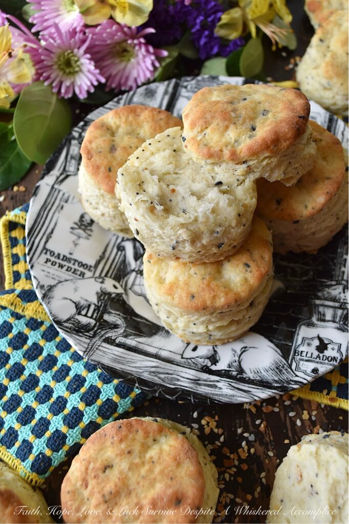 Buttery Everything Bagel Seasoning Biscuits - Are you ready to take your biscuit game to the next level? Look no further than this delicious and buttery biscuit recipe. Made with everything bagel seasoning and simple pantry ingredients, these biscuits are the perfect balance of crispy and flaky on the outside, and soft and tender on the inside. The addition of butter, garlic, and onion, along with sesame and poppy seeds, adds a burst of flavor to every bite. These biscuits are both easy to prepare and irresistibly tasty, so get ready to treat yourself to some buttery everything bagel seasoning biscuit amazingness.